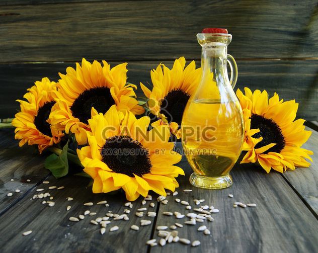 sunflower oil with sunflower seeds and flowers - image #136651 gratis