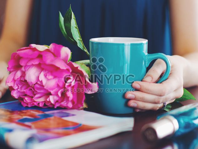 Cup of tea in female hand - Kostenloses image #182691