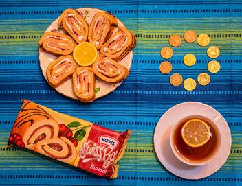 Sweet rolls, cup of tea and coins - image gratuit #182821 