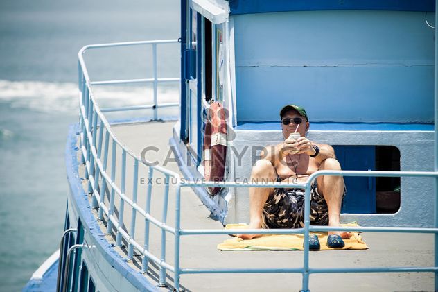 Man relaxing on yacht - image gratuit #183451 