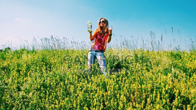 Girl in field of yellow flowers - Kostenloses image #183711