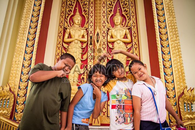 Happy asian children near temple - image #184171 gratis