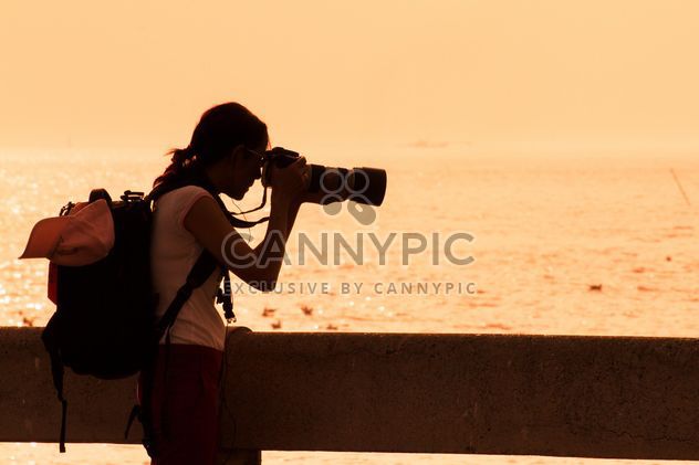 Woman photographing sea - image gratuit #184451 