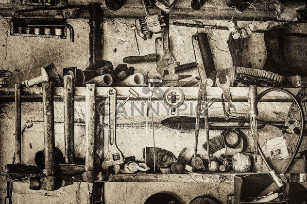 Old tools in garage - image gratuit #186281 