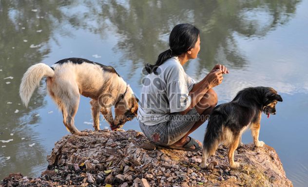 Woman with two dogs - image #186441 gratis
