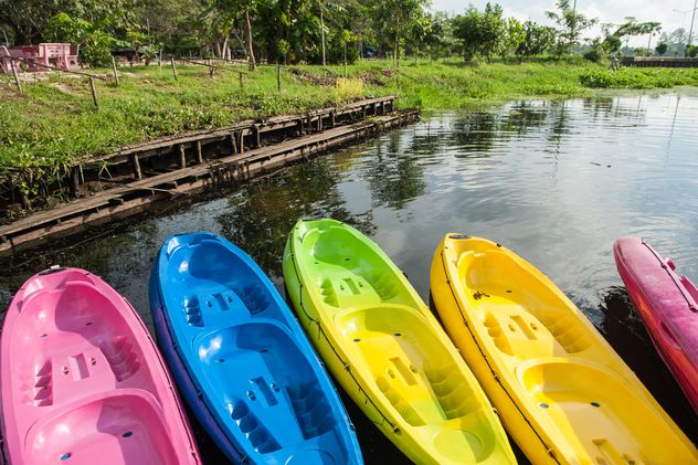 Colorful kayaks on lake - image #186531 gratis