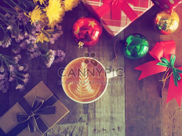 Cup of latte art with Christmas gifts on wooden background - Kostenloses image #187041