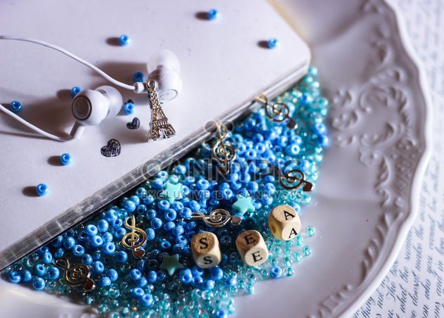 Blue beads in a plate - бесплатный image #187301