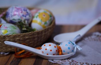 easter eggs with polkadots in basket - бесплатный image #187491