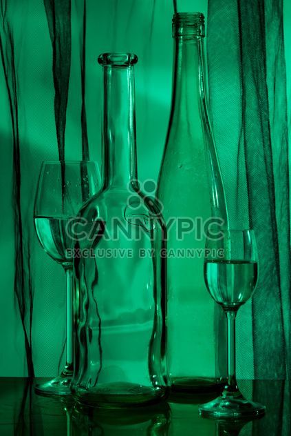 Goblets and bottles on green background - image #187731 gratis