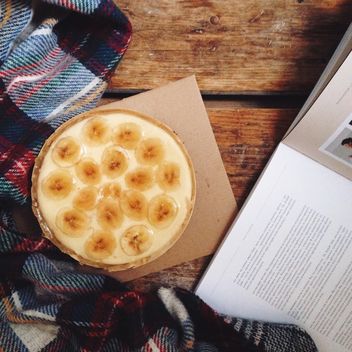 Cheesecake, book and checkered plaid - image gratuit #198521 