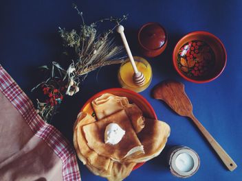 Pancakes with sour cream and honey on blue background - Kostenloses image #198891