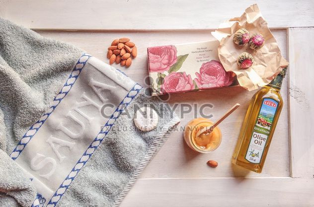 in my bag when I go to the sauna. towel, soap, almonds, honey, olive oil - бесплатный image #198931