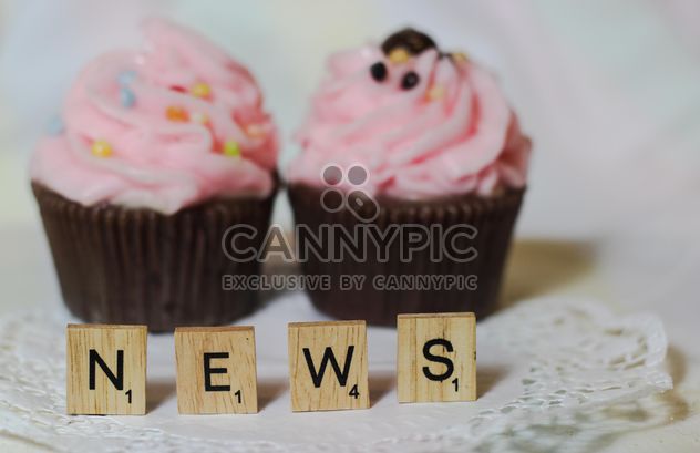 two cupcakes with news word - бесплатный image #200781
