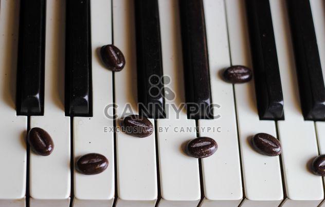 Coffee beans on piano - image gratuit #200931 