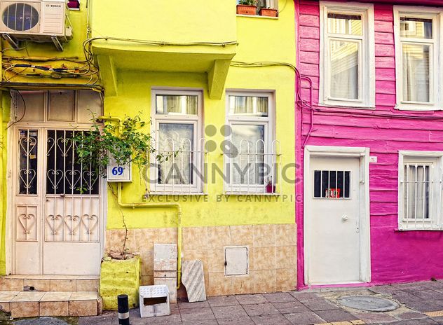 Colorful houses in street of Istanbul - image gratuit #272341 