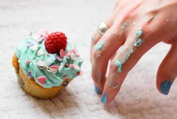 Hand in cream from cupcake - image gratuit #273741 