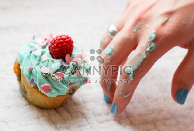 Hand in cream from cupcake - Kostenloses image #273741