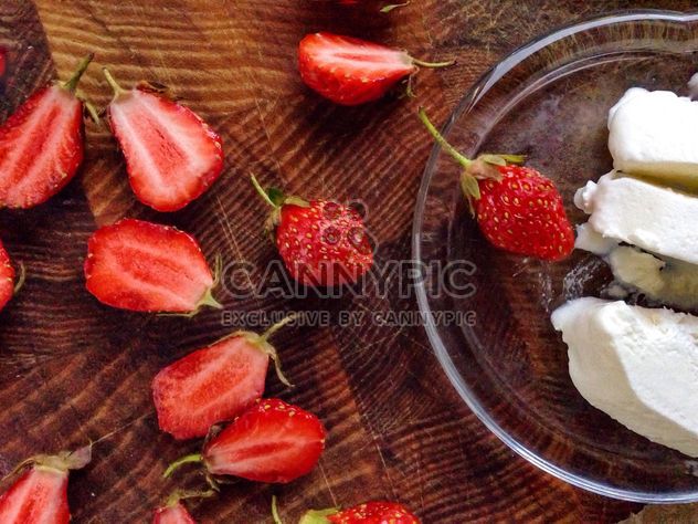 Ice-cream with strawberry - image gratuit #273931 