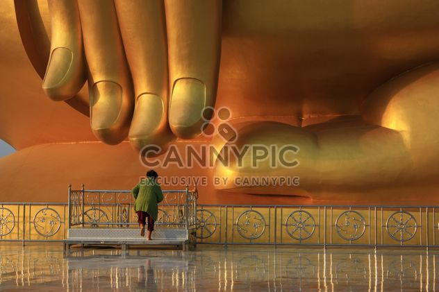 Woman towards the temple - Free image #275021