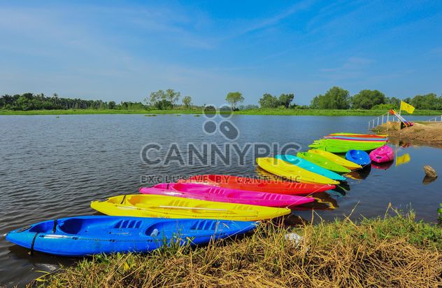 Colorful kayaks docked - image #301651 gratis