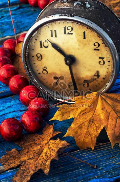 Alarm clock, beads and yellow leaves - бесплатный image #302081