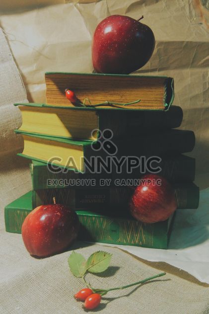Still life of apples on a book - image gratuit #303351 