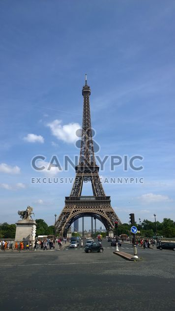 Eiffel Tower and Busy Stree - бесплатный image #304771