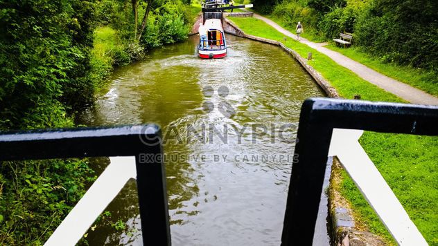 Boater tourist holidaymaker driving steering narrow boat - image #305701 gratis