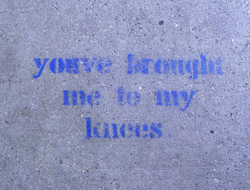 Sidewalk Stencil: You've brought me to my knees - image #307651 gratis