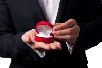 Wedding ring in man's hands - бесплатный image #326561