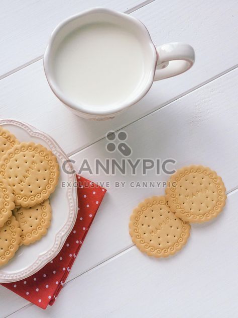 Cookies and cup of milk - Kostenloses image #329131