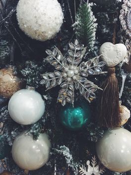Christmas toys on the tree - image gratuit #329221 