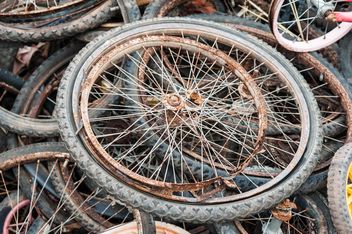 Old bicycle wheels - image #330381 gratis