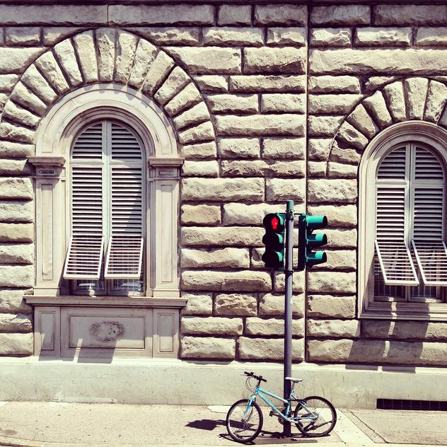 Bicycle and traffic lights near house in Florence - бесплатный image #332031