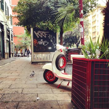 White Vespa scooter in street - image gratuit #332291 