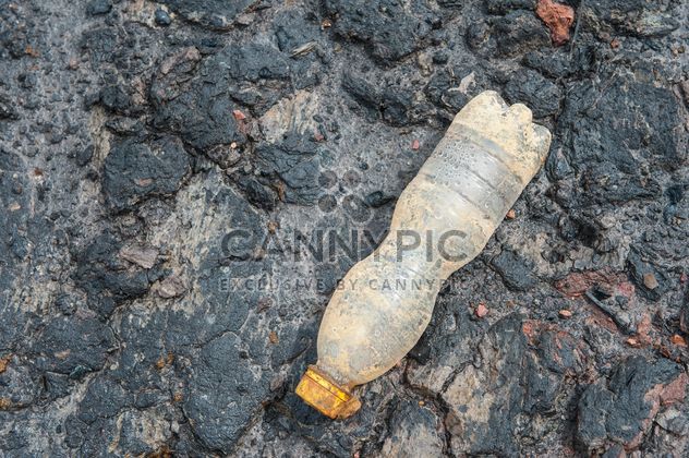 Close up of Wet mud with plastic bottle - Kostenloses image #332791