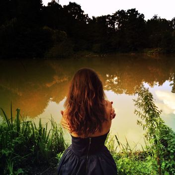 Brunette girl looking on the lake, #mylook - image gratuit #332831 
