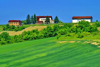 group of houses in the countryside - image #333701 gratis