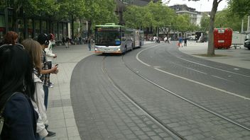 People waiting Bus at the Bus Stop in Hannover - image gratuit #335231 