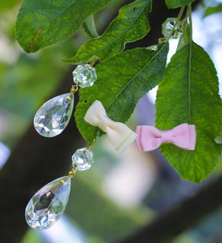 Bows and gems on green leaves - image #337821 gratis