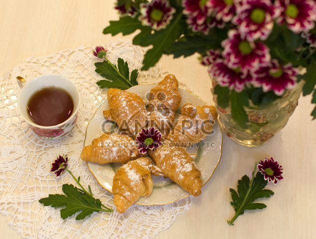 Croissants, tea and chrysanthemum flowers - image gratuit #337941 