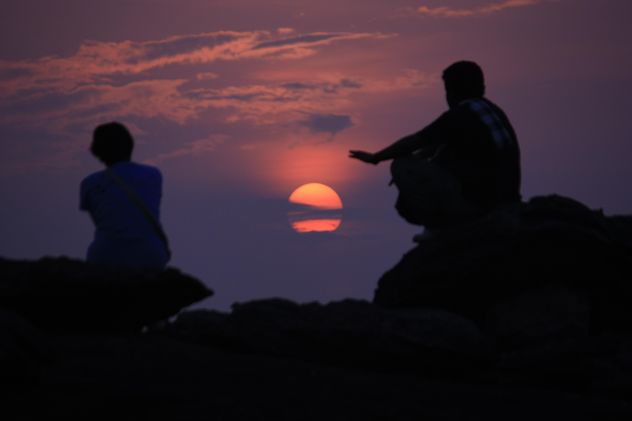 Silhouettes of people at sunset - image #338551 gratis