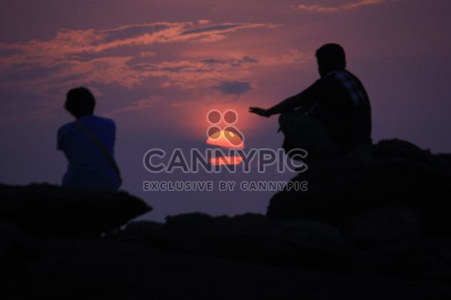 Silhouettes of people at sunset - image gratuit #338551 