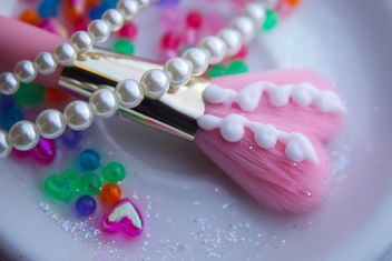 Pink makeup brush and pearls on a plate - Kostenloses image #341501