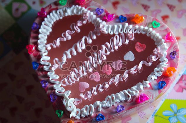White cream on jelly cake in a form of a heart - бесплатный image #342061