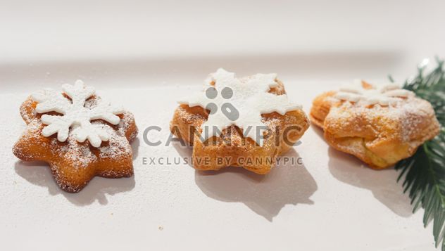 Christmas bakery with white sugar snowflakes - image #342081 gratis
