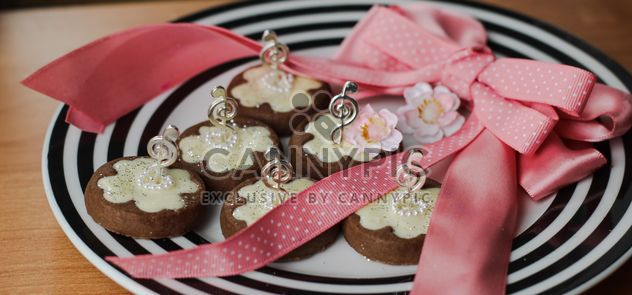 clover cookies decorated with flowers and ribbons - image #342121 gratis