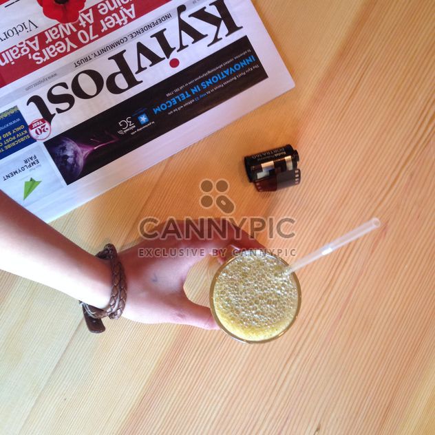 Kyivpost newspaper and a glass of juice - Kostenloses image #343521