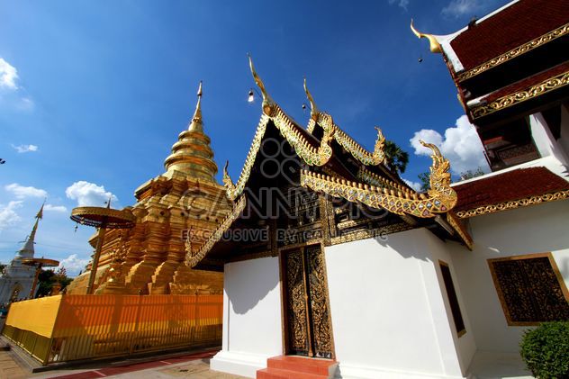 Thai temple under blue sky - Kostenloses image #345091